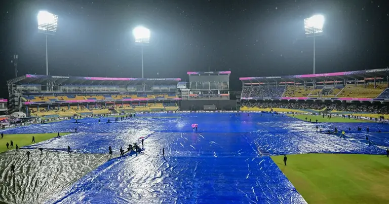 বৃষ্টির কারণে কার্পেটে ঢাকা প্রেমাদাসা স্টেডিয়াম